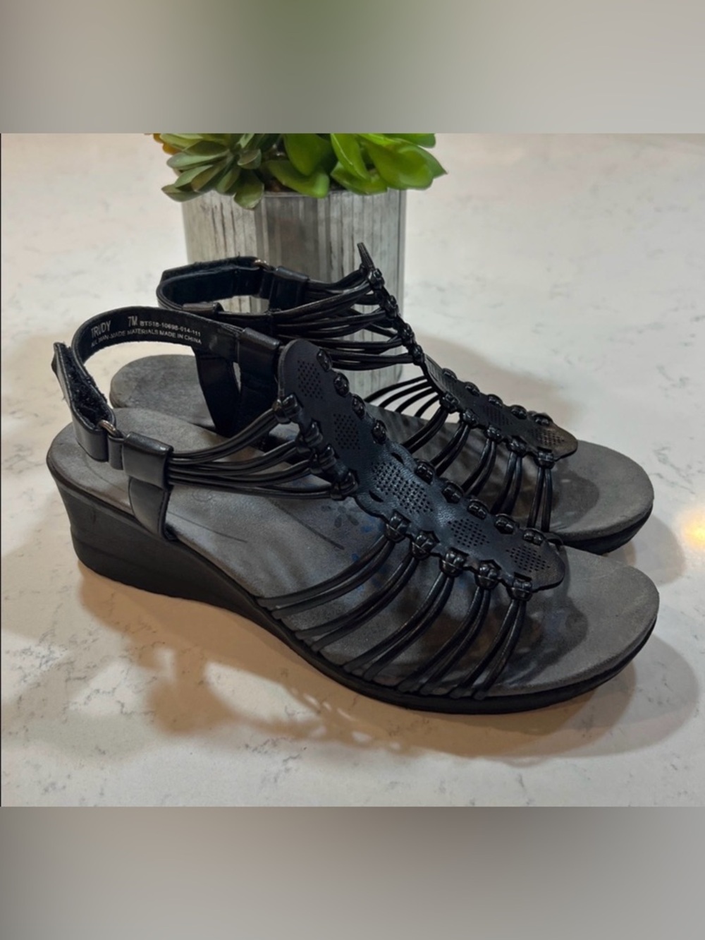Baretraps Trudy black vegan wedge sandals w/hook-and-loop closure size 7